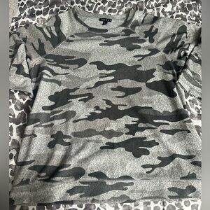 Tribal camo sweater, sz XL